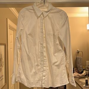 Size M gap white classic button down “the fitted boyfriend”